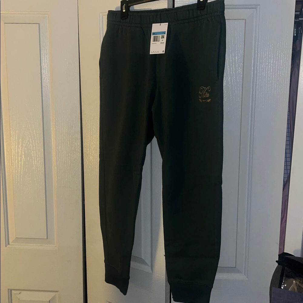 Nike standard fit medium taper leg Joggers with Gold Embroidery - Picture 2 of 7